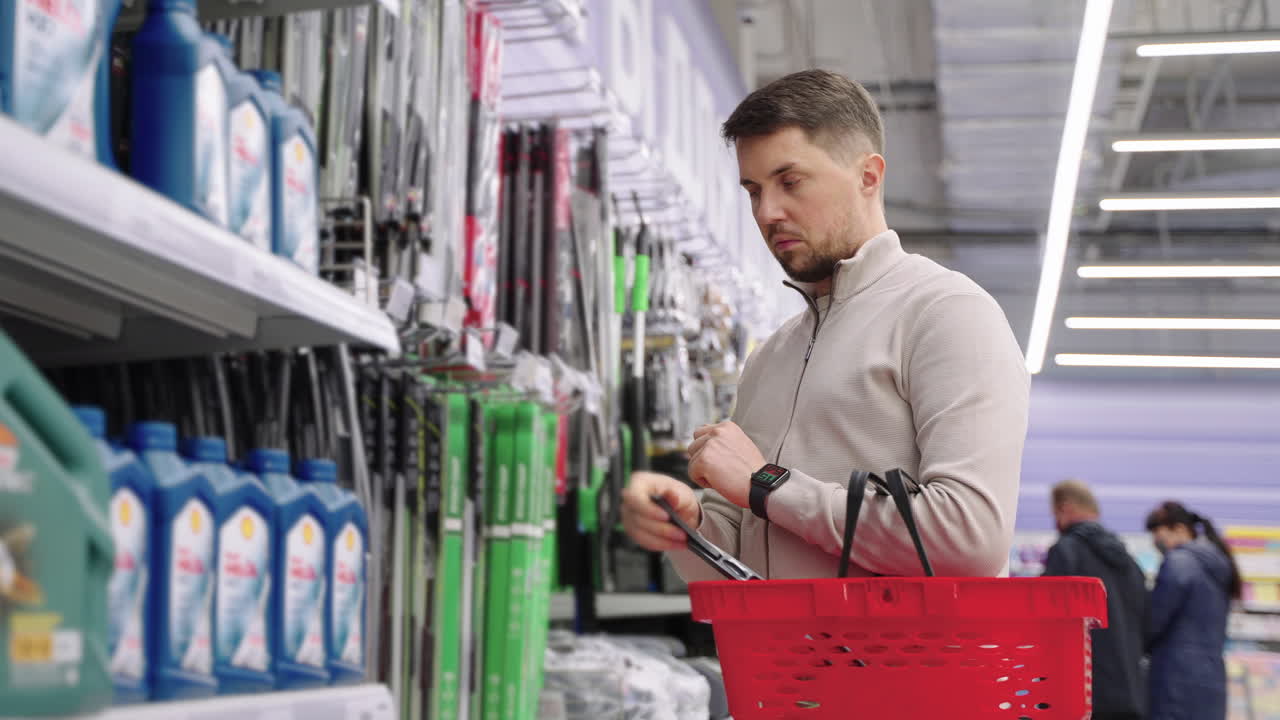 человек покупает уборные принадлежности и автомобильные изделия в супермаркете