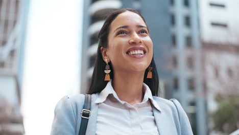 mujer de negocios, el pensamiento y la ciudad con feliz