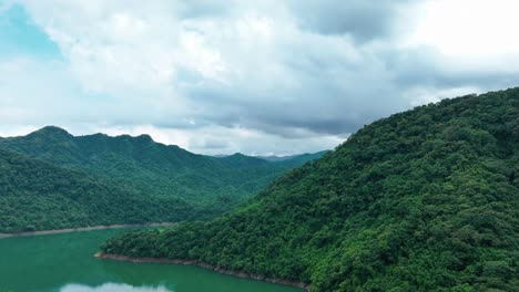 Luftaufnahme-Einer-Drohne-Mit-Bewachsenen-Bergen-Am-Feitsui-Stausee-In-Taiwan