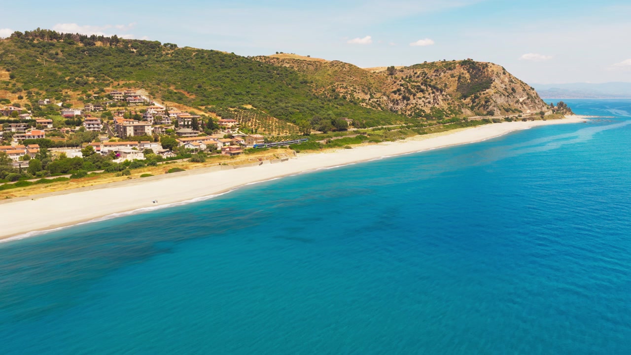 Plaj, Tepeler ve Hareket Eden Tren ile Akdeniz Kıyısı Manzarası Havadan Görünüm