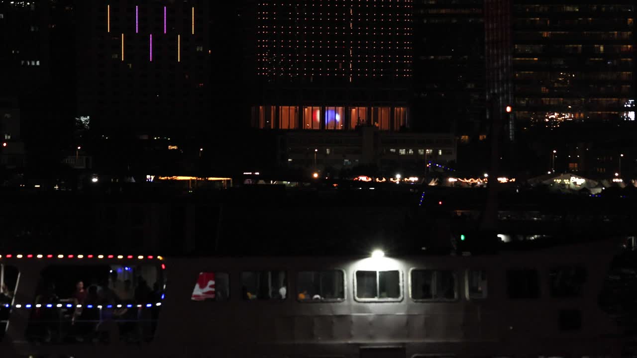 배 에서 밤 에 볼 수 있는 도시