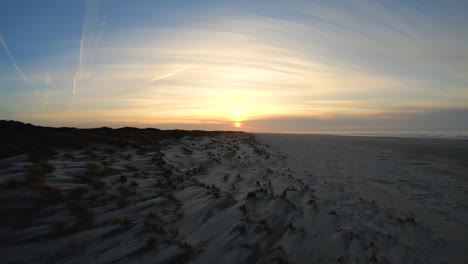 Beautiful-cinematic-video-at-the-beach,-with-the-Sun-at-the-Horizon