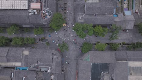 vista de pájaro del tráfico humano en la antigua ciudad de dali