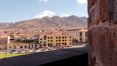 Eine-Peruanische-Straße,-Aufgenommen-Aus-Der-Sicht-Vom-Goldenen-Koricancha-Tempel