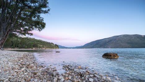 Kiesstrand-In-Griechenland-Bei-Sonnenuntergang