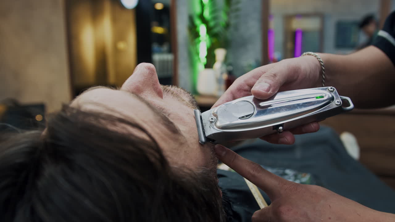un hombre se corta el cabello en la barbería.