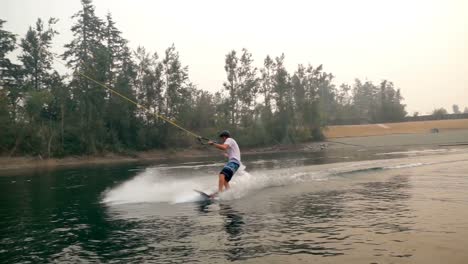 Mann-Beim-Wakeboarden-Im-Fluss-4k