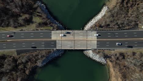 Una-Vista-Aérea-Directamente-Sobre-Una-Autopista-En-Long-Island,-Nueva-York,-En-Un-Día-Soleado