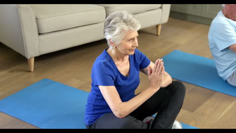 Pareja-Mayor-Haciendo-Yoga