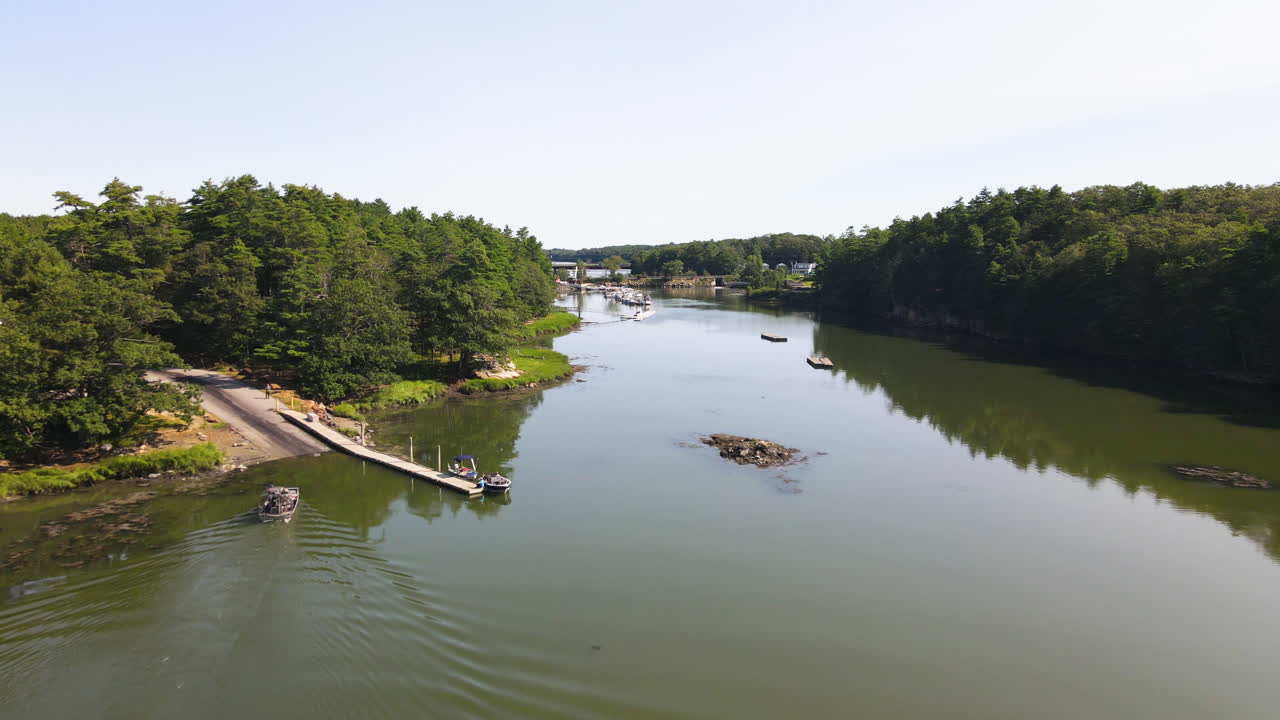Ripresa aerea con drone di un airboat sul fiume che si prepara ad attraccare al molo.