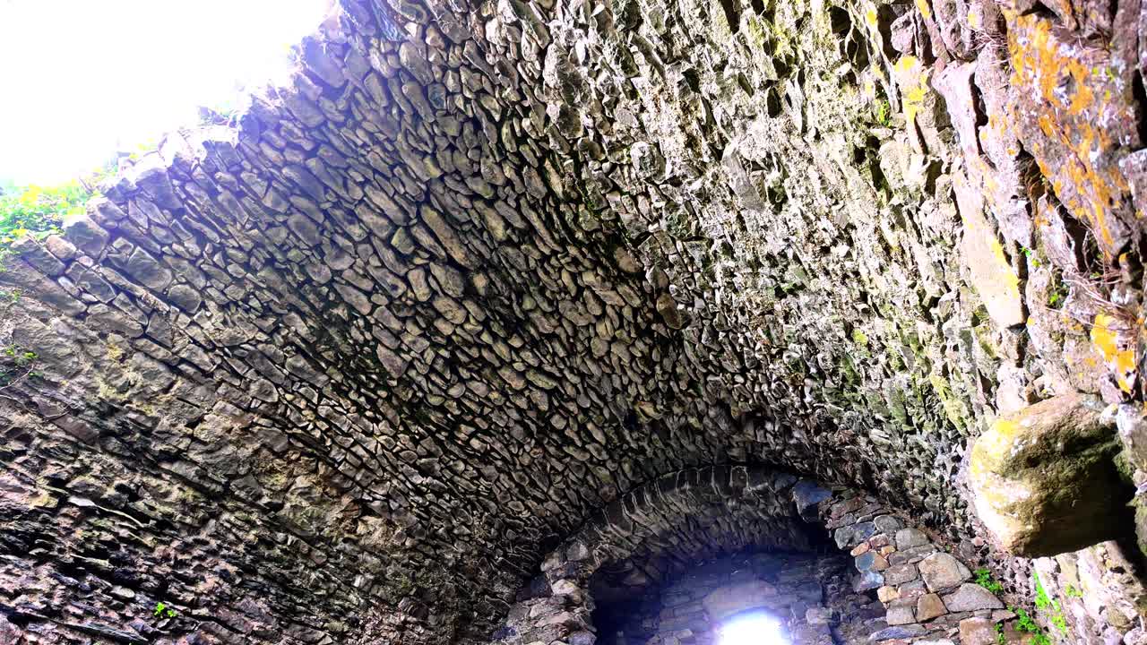 폐허가 된 던힐 성의 구부러진 천장 내부 고대 공예와 디자인은 오늘날에도 워터포드 아일랜드에 남아 있습니다.