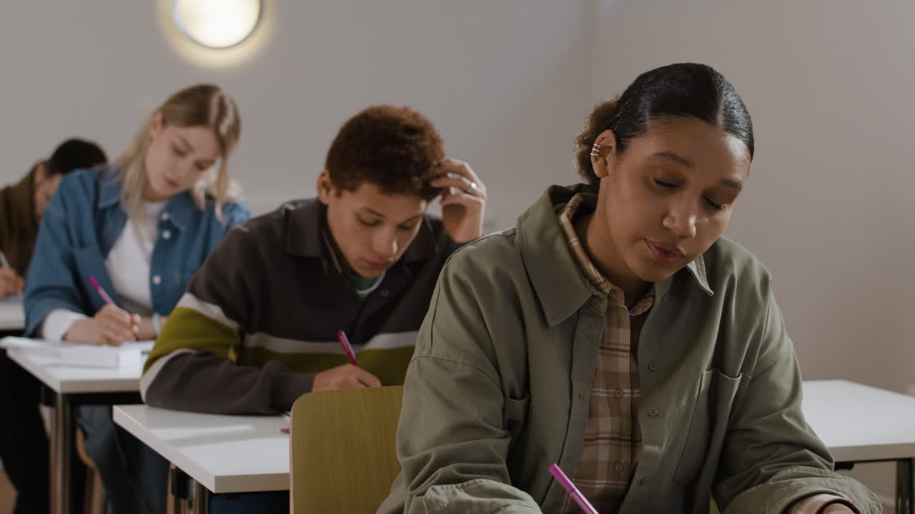 교실에서 시험을 치르는 학생들