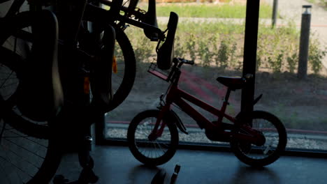 bicicletas estacionadas en un parque de la ciudad