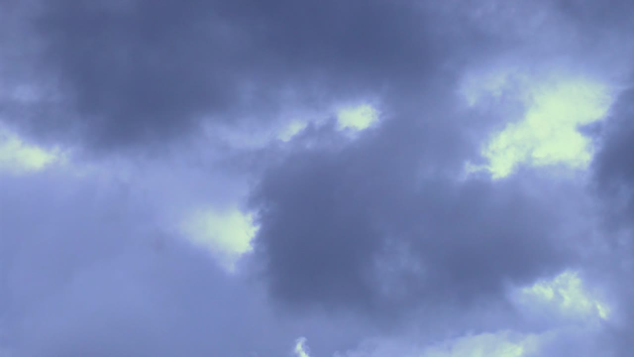 햇빛이 구름 사이로 흐른다