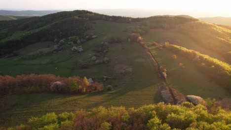 Die-Leuchtenden-Farben-Des-Himmels-Verschmelzen-Nahtlos-Mit-Der-Ruhigen-Berglandschaft-Und-Schaffen-Eine-Malerische-Szene,-Die-Wirklich-Beeindruckend-Ist