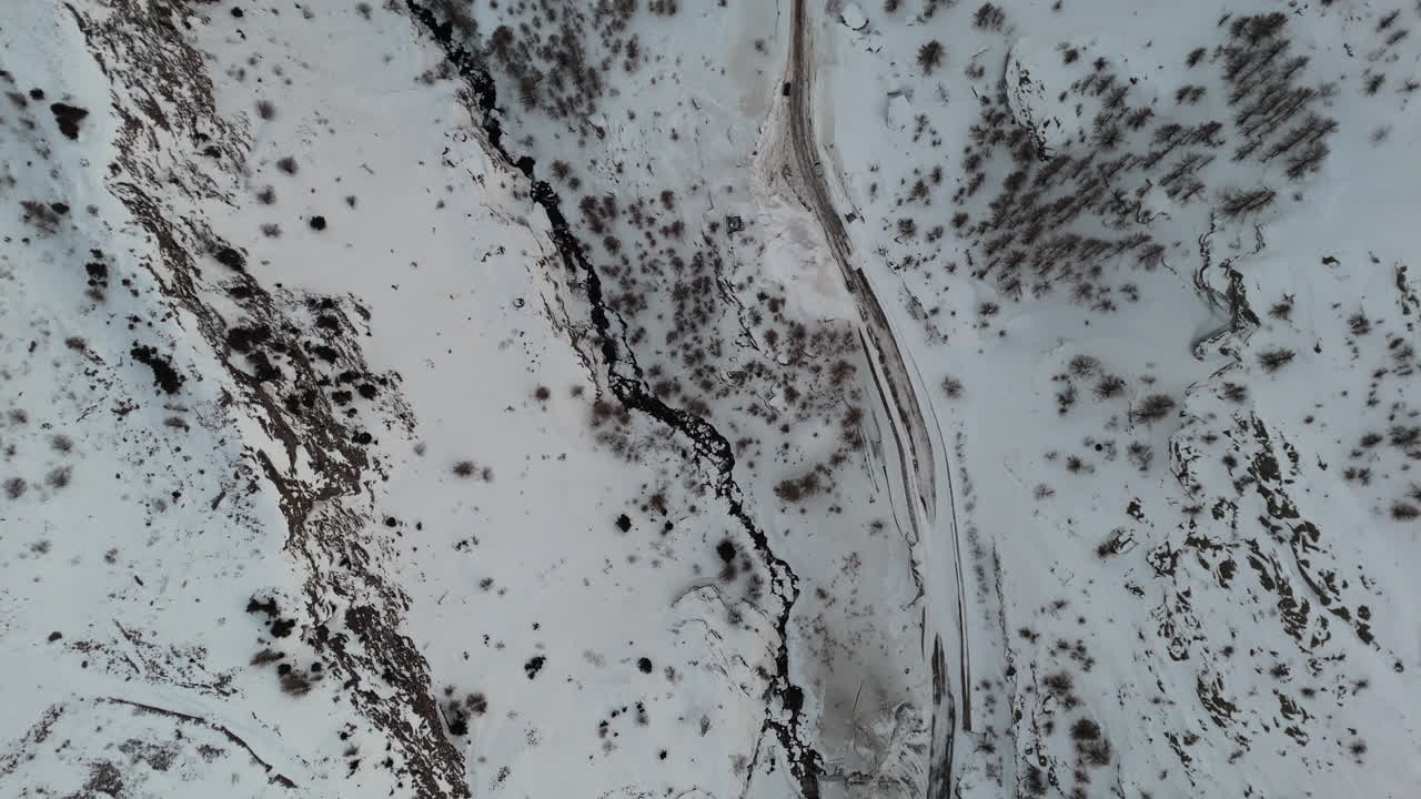 Luftfoto af snelandskab med flod, fredfyldt og med vintertema
