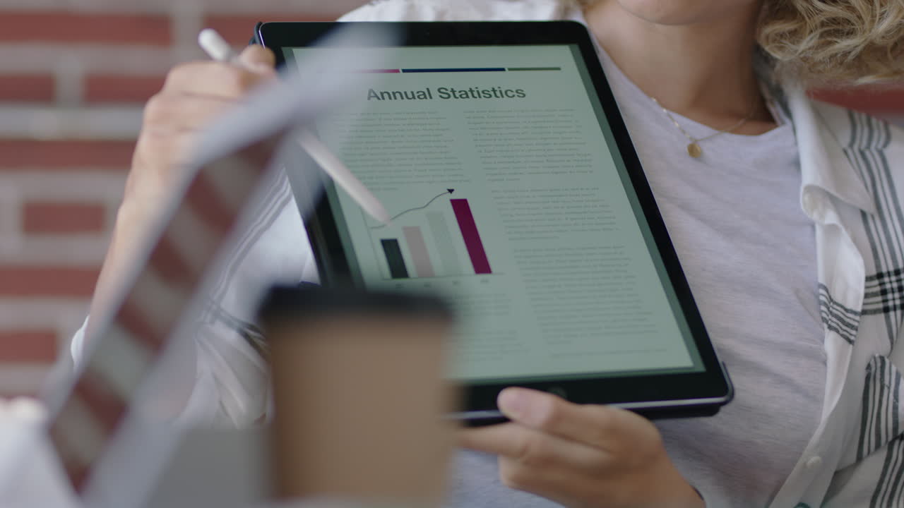 mujer de negocios joven de raza mixta que usa una tableta compartiendo ideas creativas presentando un proyecto mostrando colegas en la oficina reuniéndose con un equipo diverso trabajando juntos planeando una estrategia de lluvia de ideas