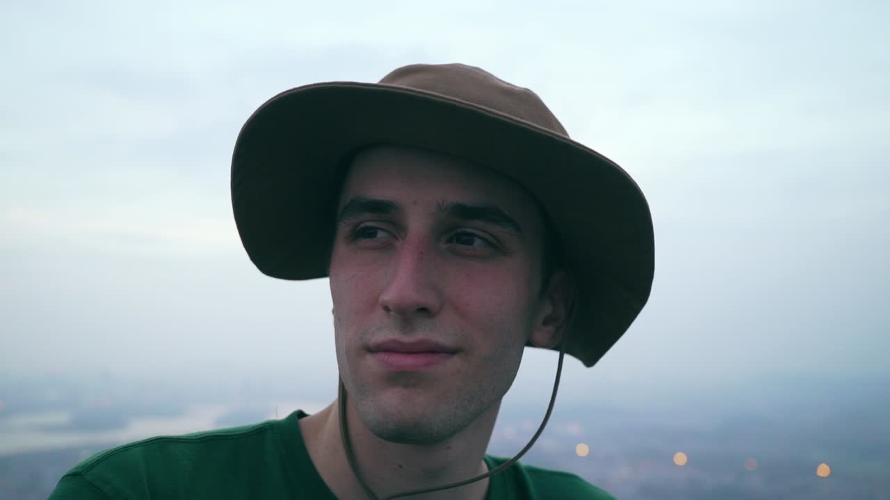 disparando con un modelo masculino de unos veinte años