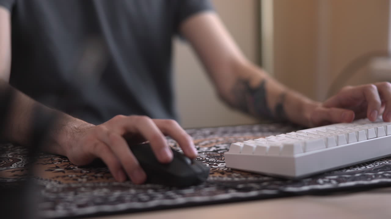 Tangan Mengetik di Keyboard Putih, Lengan Bawah Bertato Jarak Dekat, Pengembang Bekerja di Meja Rumah, Ketukan Tombol Fokus. Media