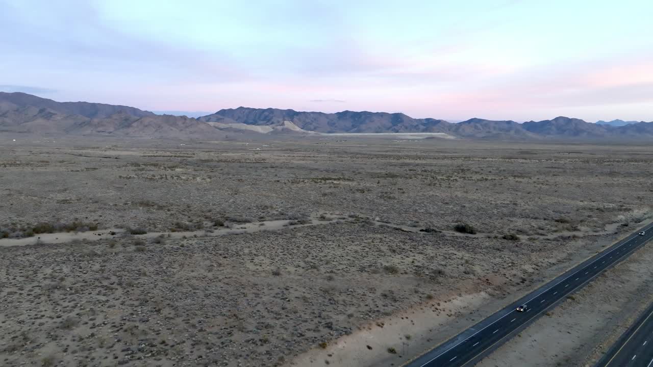 아리조나의 고속도로 93 (사막 풍경과 멀리서 드론 비디오와 함께 산)