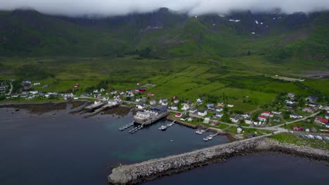 luftaufnahme von mefjordvar im sommer auf der insel senja an einem bewölkten tag