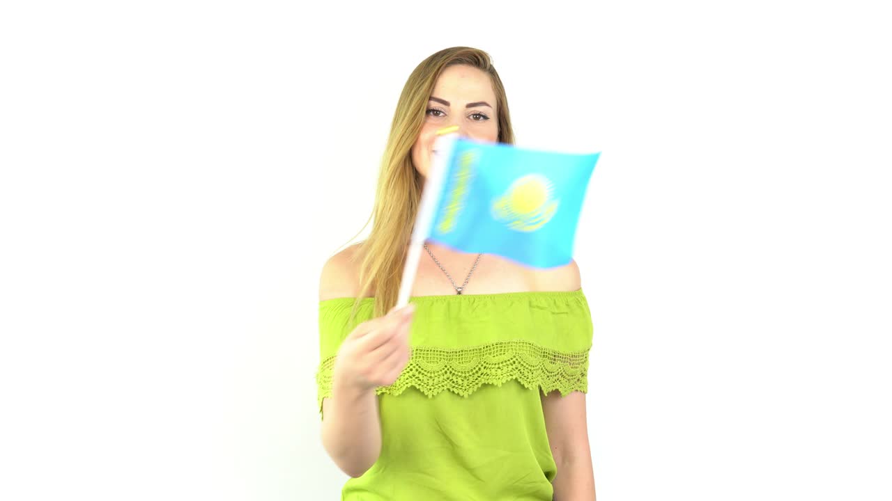 mujer rubia agitando la bandera de kazajstán frente a un fondo blanco