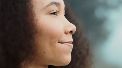 rostro, feliz y mujer en la naturaleza