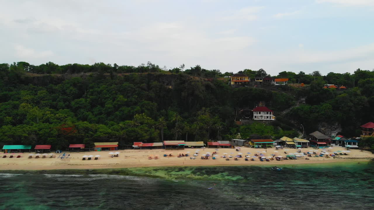 인도네시아 발리의 하얀 모래 해변의 항공 영상