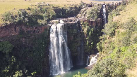 Luftaufnahme-Des-Epischen-Wasserfalls,-Der-In-Den-Drakensbergen,-Südafrika,-Herabstürzt