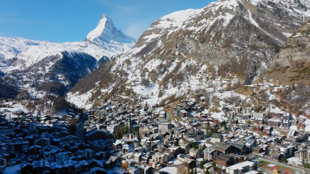 아침 에 제르마트 계곡 과 매터호른 봉우리 의 공중 풍경