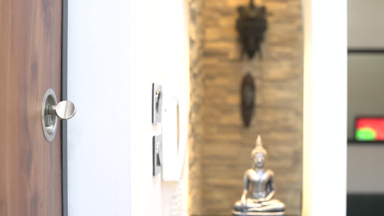 조명을 켜고 끄는 스위치를 누르세요.