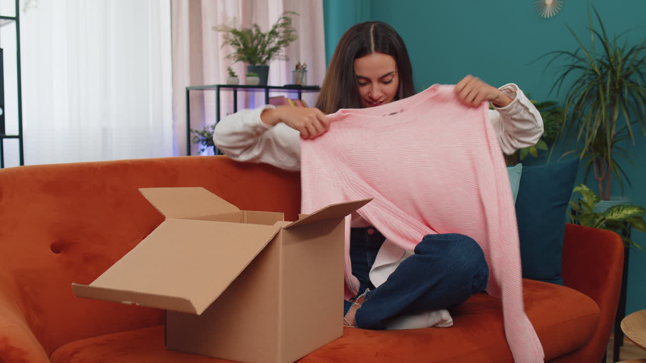 feliz joven compradora desempaque de caja de cartón entrega de paquete compras en línea compra en casa
