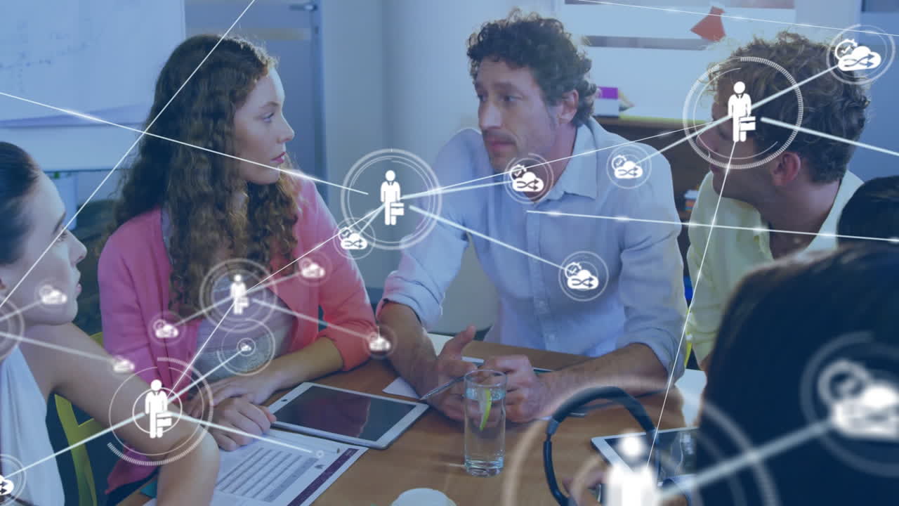 animación de la red de conexiones con las personas iconos sobre diversas personas de negocios en la oficina