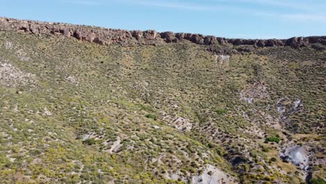 volando hacia la cresta de un viejo volcán