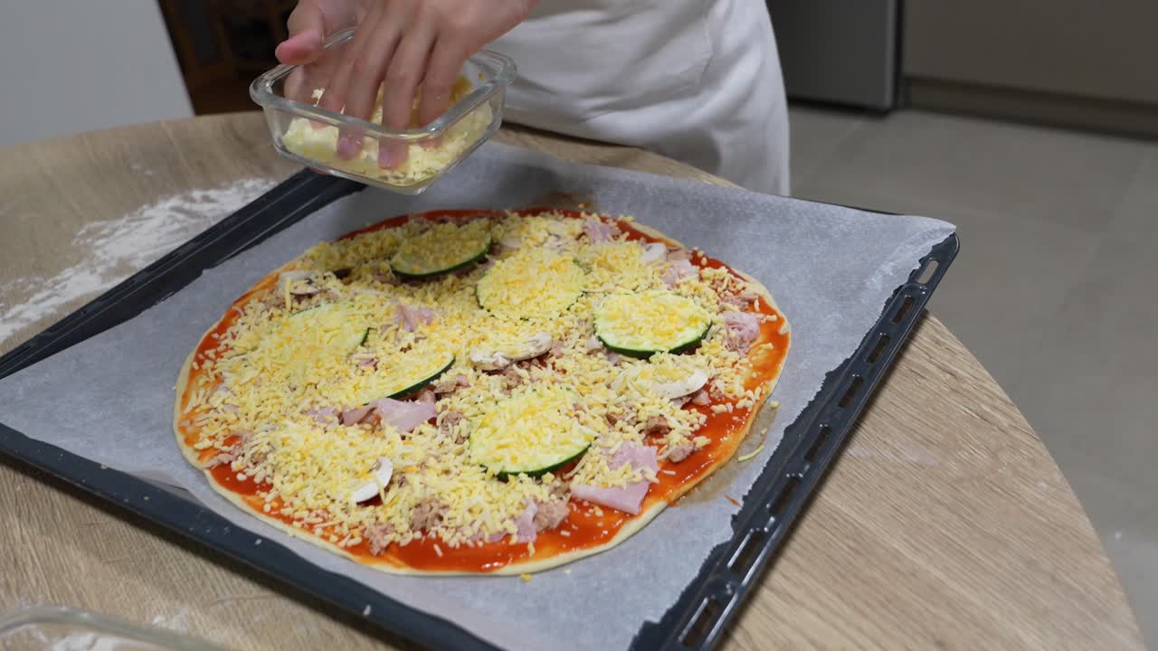 チーズとズッキーニを使ったピザ作り