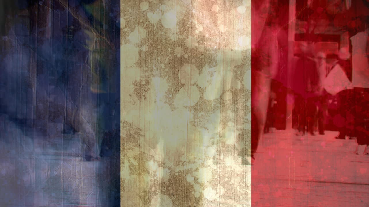 Bandiera francese macchiata con persone che camminano per strada
