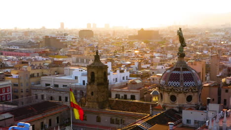 drapeau espagnol flottant à barcelone vue aérienne, espagne