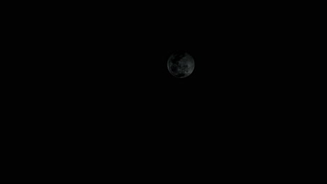 lapso nocturno de súper luna cubierta por nubes