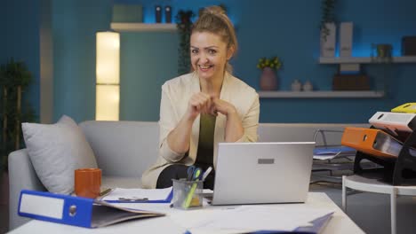 Mujer-Trabajadora-De-Oficina-En-Casa-Haciendo-Un-Lindo-Gesto-A-La-Cámara.