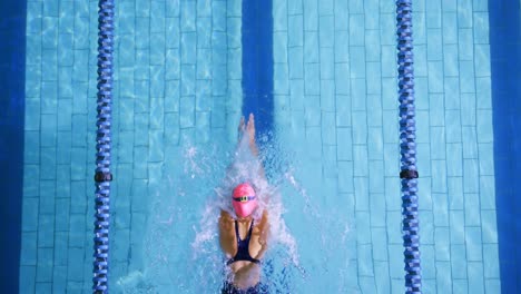 Swimmer-training-in-a-swimming-pool