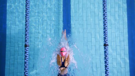 entrenamiento de nadadores en una piscina