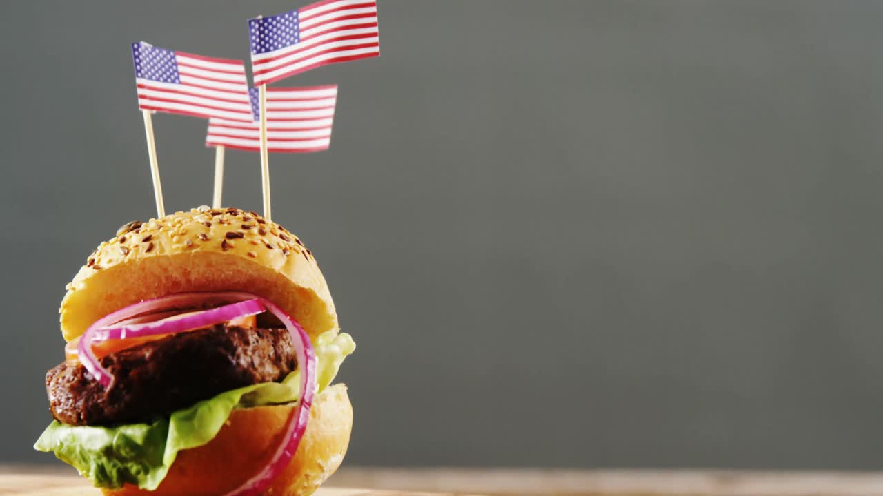 hamburguesa decorada con la bandera estadounidense