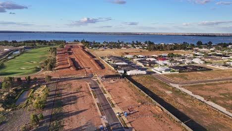 sobre la construcción de una nueva carretera para un nuevo barrio residencial y campo de golf y el lago mulwala más allá