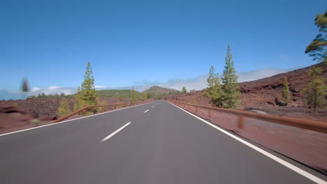 conducir un automóvil con cámara de acción adjunta en el parque nacional del teide tenerife