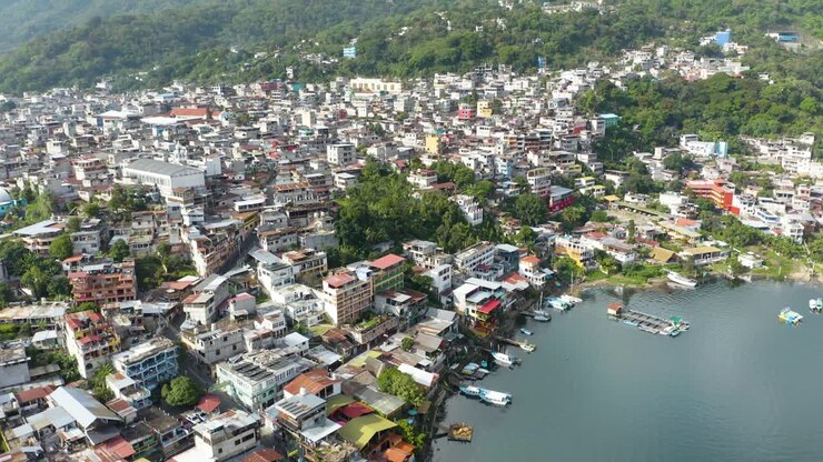 Flycam hạ cánh xuống hồ Atitlan Guatemala, giới thiệu những ngôi nhà và tòa nhà ngoại ô thành phố