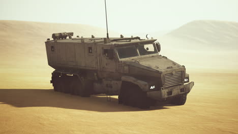 camión militar blindado en el desierto