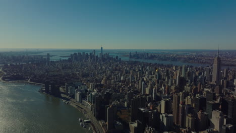 Luftpanoramablick-Auf-Die-Stadt-Zwischen-Zwei-Flüssen.-Stadtbild-Mit-Modernen-Wolkenkratzern-In-Der-Innenstadt-In-Der-Ferne.-Manhattan,-New-York-City,-Vereinigte-Staaten