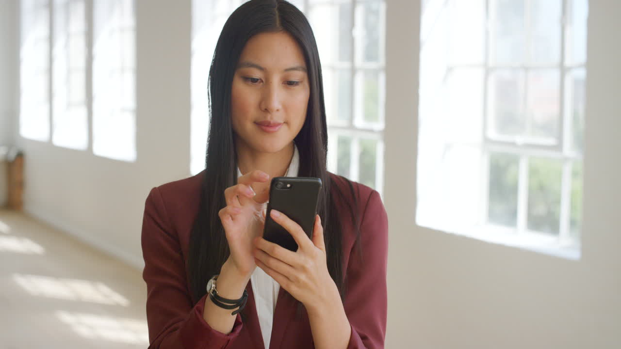 아시아 사업가 여성이 사회에 대한 아이디어를 연구하고 있습니다.