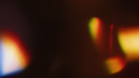 La-Luz-Multicolor-Filtra-Imágenes-De-4k-Sobre-Fondo-Negro,-Vídeo-Estilizado,-Transiciones,-Efecto-Bokeh