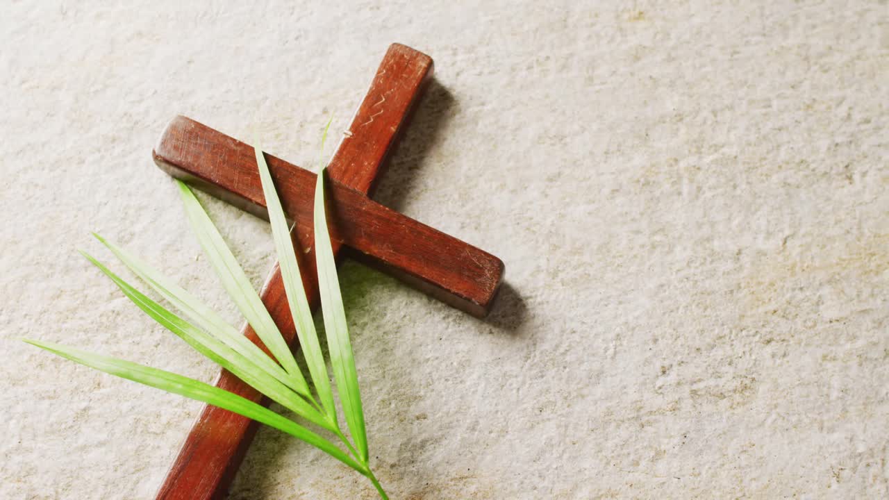 ⁇  나무 잎 과 십자가 가  ⁇  배경 에 가까워서 복사 공간 을 가지고 있다